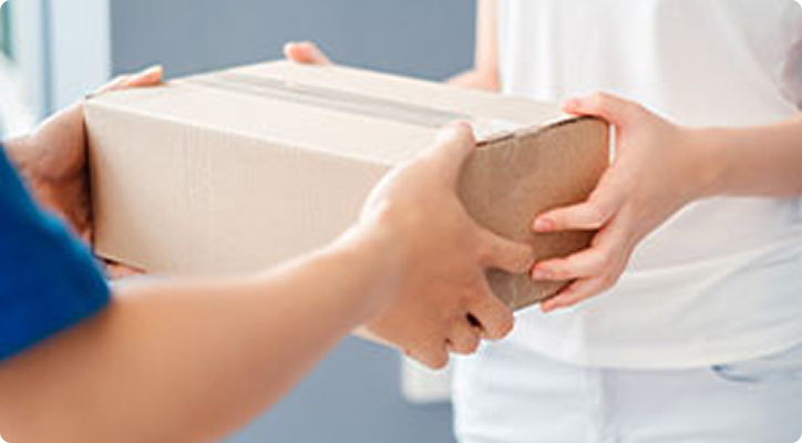 自宅で薬の荷物を受け取る人のイメージ