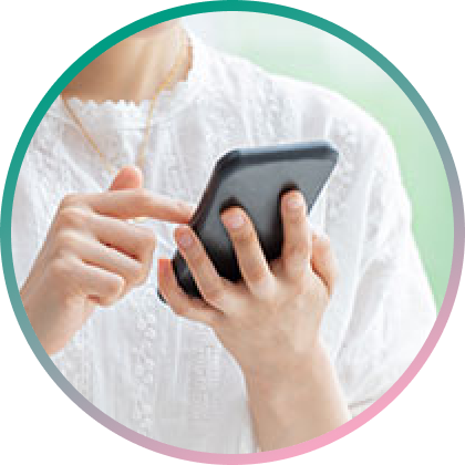 スマートフォンでオンライン診療を予約する人